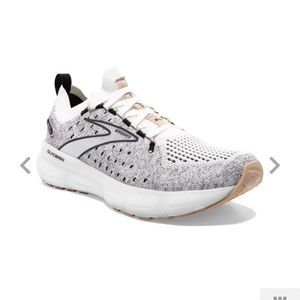 SOLD NEW Brooks women’s glycerin stealthfit running shoes size 9